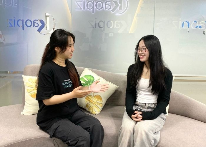 Chị Trần Cẩm Ly (bên phải) nói về mối quan hệ giữa Dev và Tester