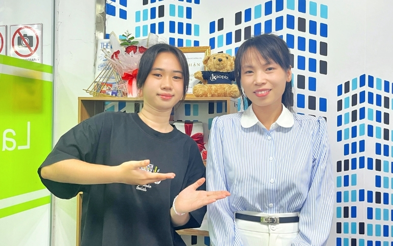 Chị Trần Thị Thuỷ (bên phải) trong buổi chia sẻ cùng CodeStar Academy