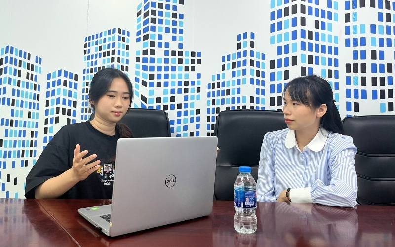 Chị Trần Thị Thuỷ (bên phải) đưa ra lời khuyên “vàng” cho các bạn đang muốn theo đuổi ngành Kiểm thử