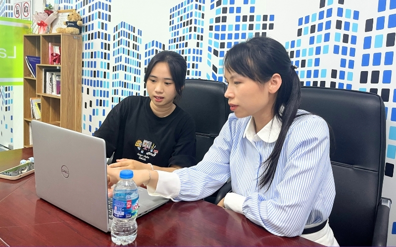 Chị Trần Thị Thuỷ (bên phải) đưa ra quan điểm về AI